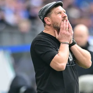Steffen Baumgart fasst sich verzweifelt ins Gesicht.