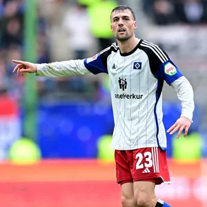 Jonas Meffert zeigt im Spiel des HSV nach rechts