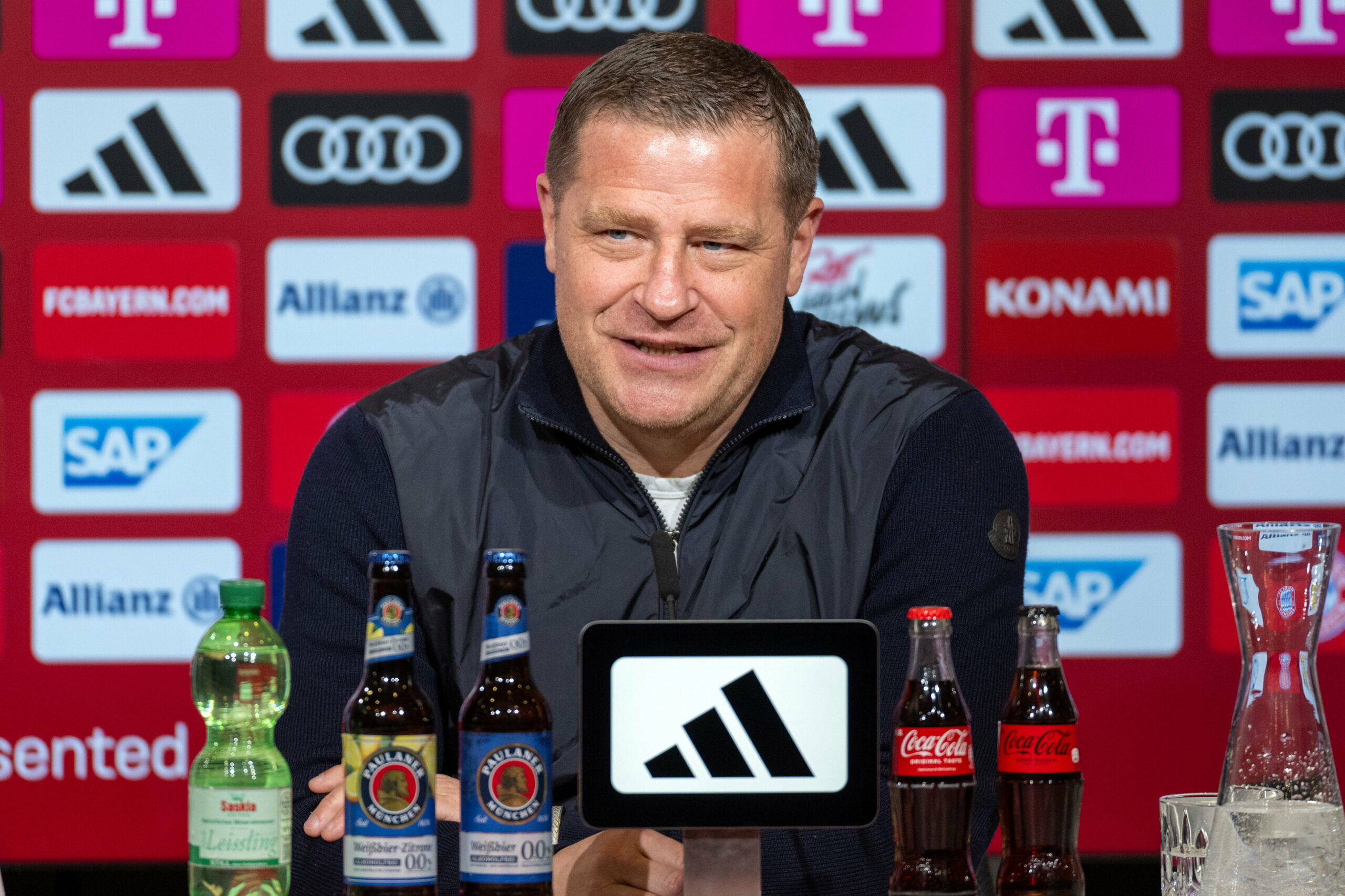 Max Eberl bei der Pressekonferenz zu seiner Vorstellung bei m FC Bayern.