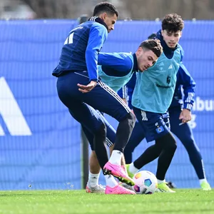 Robert Glatzel wird im HSV-Training verteidigt von William Mikelbrencis und Nicolas Oliveira