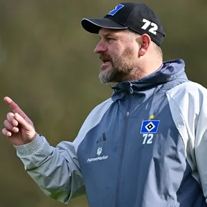 Steffen Baumgart hebt den Finger