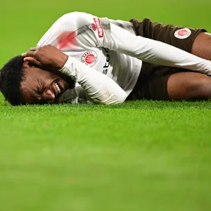 Oladapo Afolayan verletzt am Boden