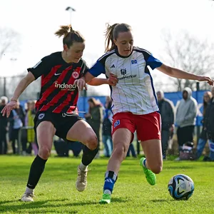 Frankfurts Anna Aehling und Victoria Schulz (HSV) im Zweikampf