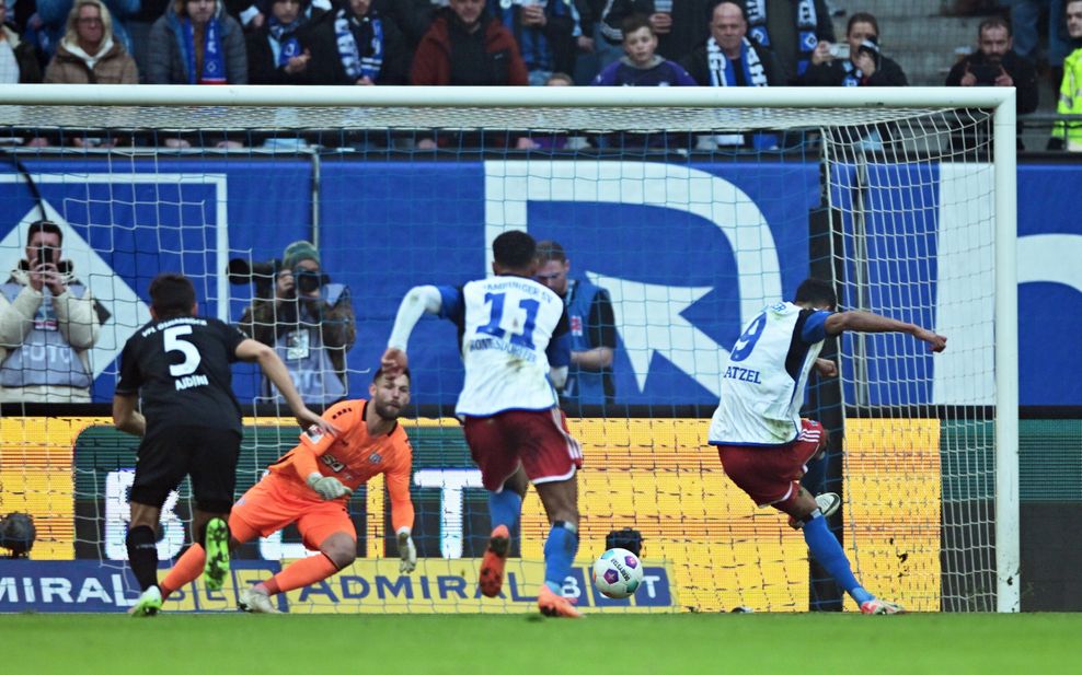 Robert Glatzel verwandelt den Elfmeter zum 1:1-Ausgleich,