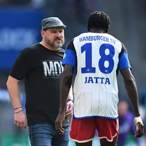 Steffen Baumgart im Dialog mit Bakery Jatta während des Zweitligaspiels des HSV gegen Osnabrück