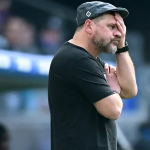 HSV-Trainer Steffen Baumgart wollte zwischendrin schon nicht mal mehr hingucken.