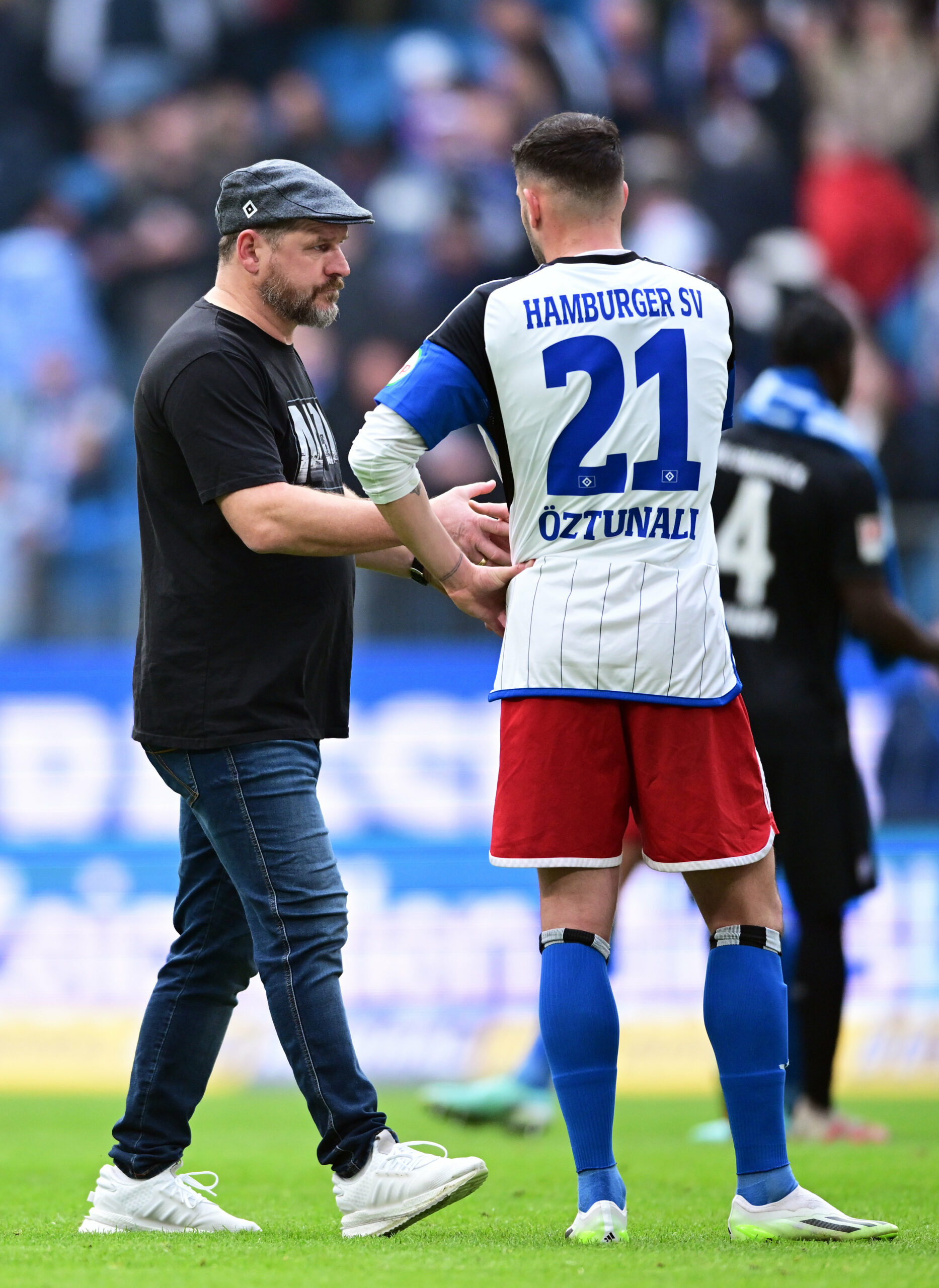 Steffen Baumgart klatscht nach einem HSV-Spiel mit Levin Öztunali ab