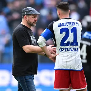 Steffen Baumgart klatscht nach einem HSV-Spiel mit Levin Öztunali ab