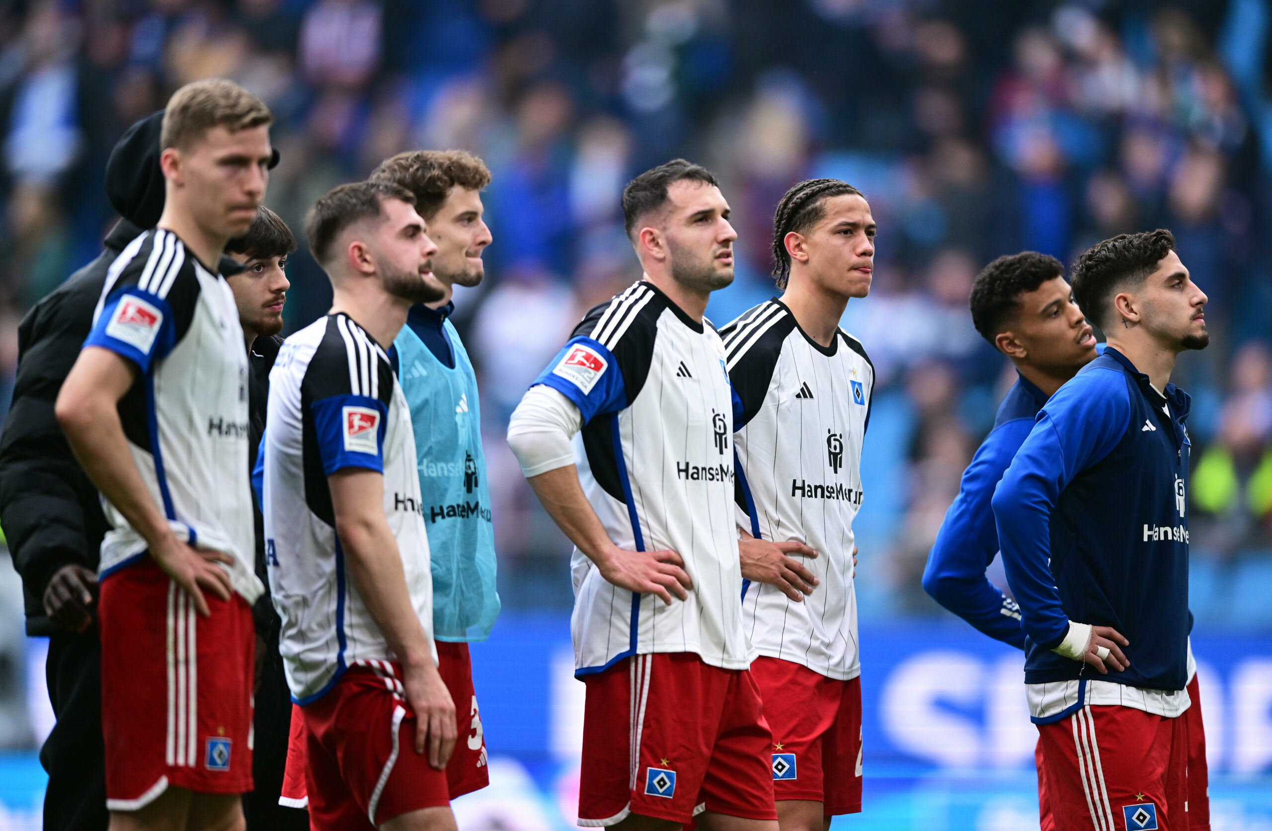 Enttäuschte HSV-Profis nach dem 1:2 gegen Osnabrück