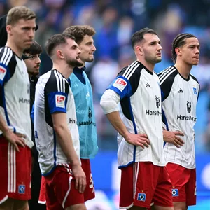 Enttäuschte HSV-Profis nach dem 1:2 gegen Osnabrück