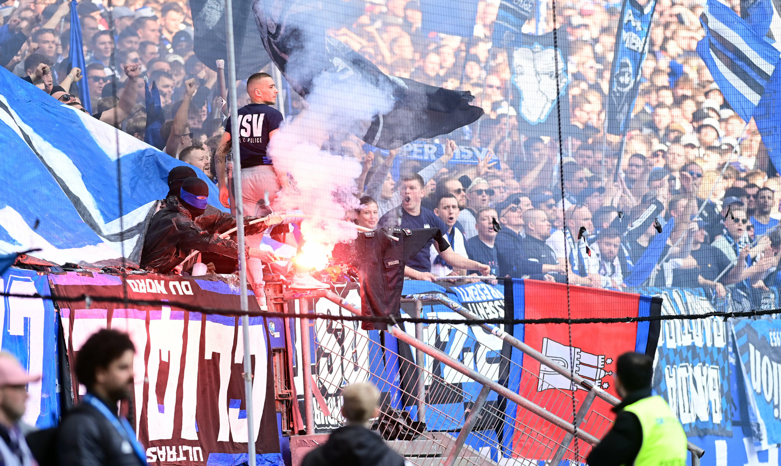 HSV-Fans verbrennen während des Spiels gegen Osnabrück am 3. März eine Polizeiuniform.
