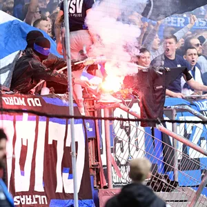 HSV-Fans verbrennen während des Spiels gegen Osnabrück am 3. März eine Polizeiuniform.