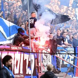 Nächster Zwischenfall: HSV-fans verbrennen während des Spiels gegen Osnabrück eine Polizeiuniform.