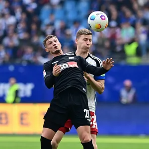 Michael Cuisance im Zweikampf mit Ignace Van der Brempt