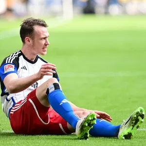 Kapitän Sebastian Schonlau sitzt nach dem 1:2 gegen Osnabrück genervt auf dem Rasen.