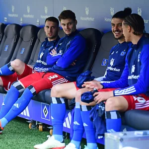 Levin Oeztunali, Moritz Heyer, Guilherme Ramos und Andras Nemeth auf der HSV-Bank
