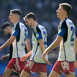 Nach der HSV-Pleite gegen Osnabrück schlichen die Profis vom Platz.
