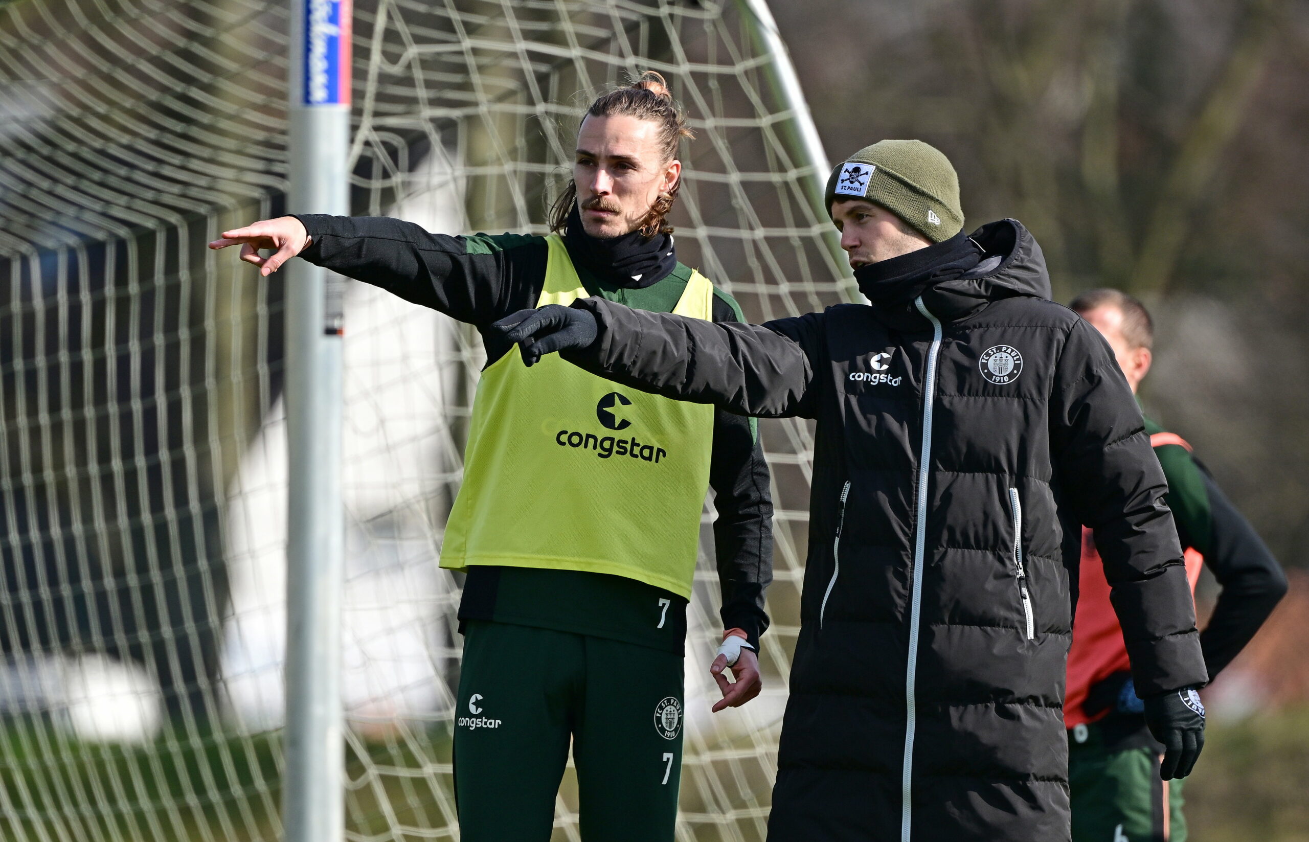 Jackson Irvine im Gespräch mit Fabian Hürzeler