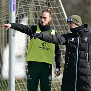 Jackson Irvine im Gespräch mit Fabian Hürzeler