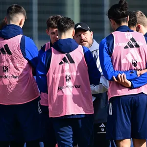 Trainer Steffen Baumgart gibt seinem Team taktische Anweisungen.