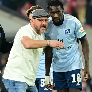 Steffen Baumgart gibt Bakery Jatta Anweisungen