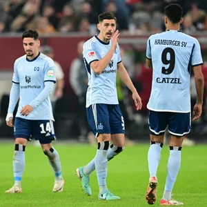 Ludovit Reis, Dennis Hadikadunic und Robert Glatzel beim HSV-Spiel in Düsseldorf