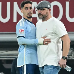 Ludovit Reis im Austausch mit Steffen Baumgart