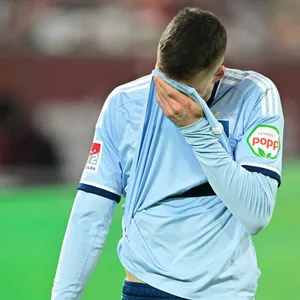 HSV-Profi Meffert hält sich das Trikot vor sein Gesicht
