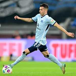 László Bénes dribbelt beim HSV-Spiel in Düsseldorf