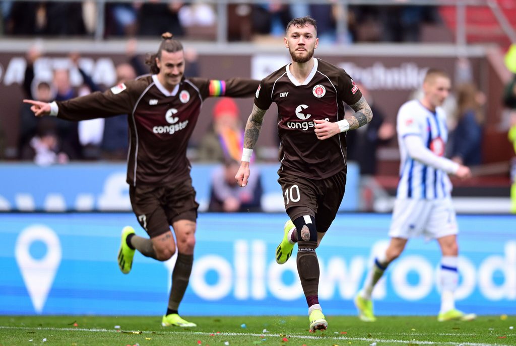 Jackson Irvine jubelt mit Marcel Hartel