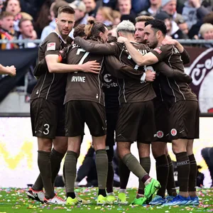 Die Profis des FC St. Pauli jubeln gemeinsam über das 2:0 gegen Hertha BSC.
