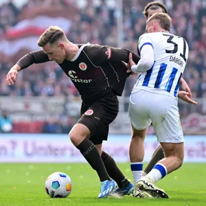 St. Pauli-Stürmer Johannes Eggestein im Zweikampf mit Hertha-Profi Marton Dardai