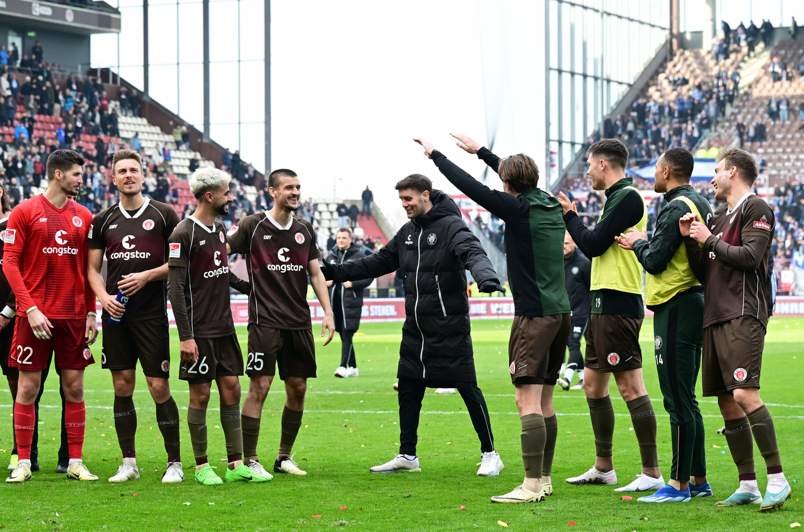 Fabian Hürzeler wird von seinem Team gefeiert.