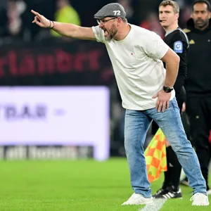 Steffen Baumgart gibt Anweisungen