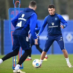William Mikelbrencis ist aktuell der einzige spielfähige Außenverteidiger im HSV-Training.