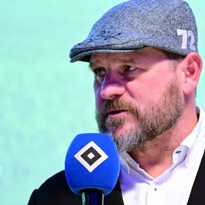 Steffen Baumgart bei der Küchenparty des HSV mit Mikrofon in der Hand