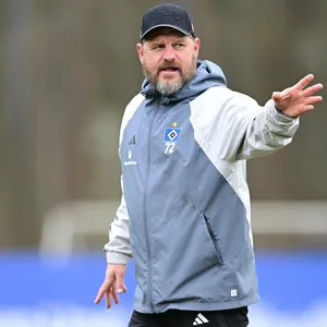 Steffen Baumgart gestikuliert im Training.