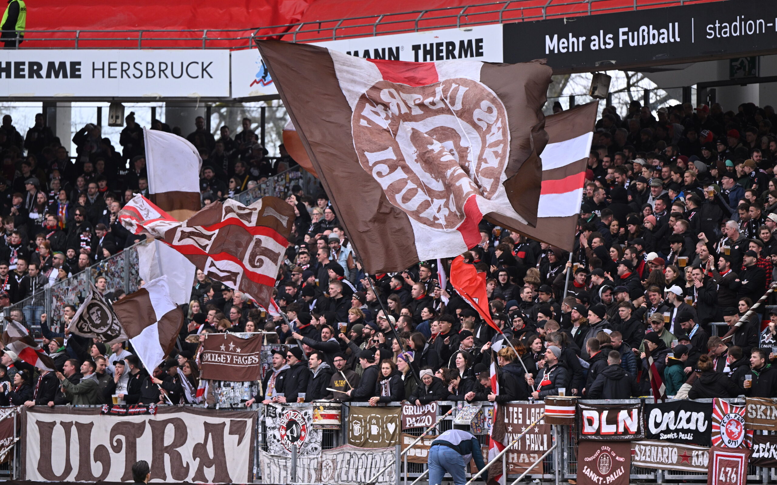 Gästeblock mit St. Pauli-Fans