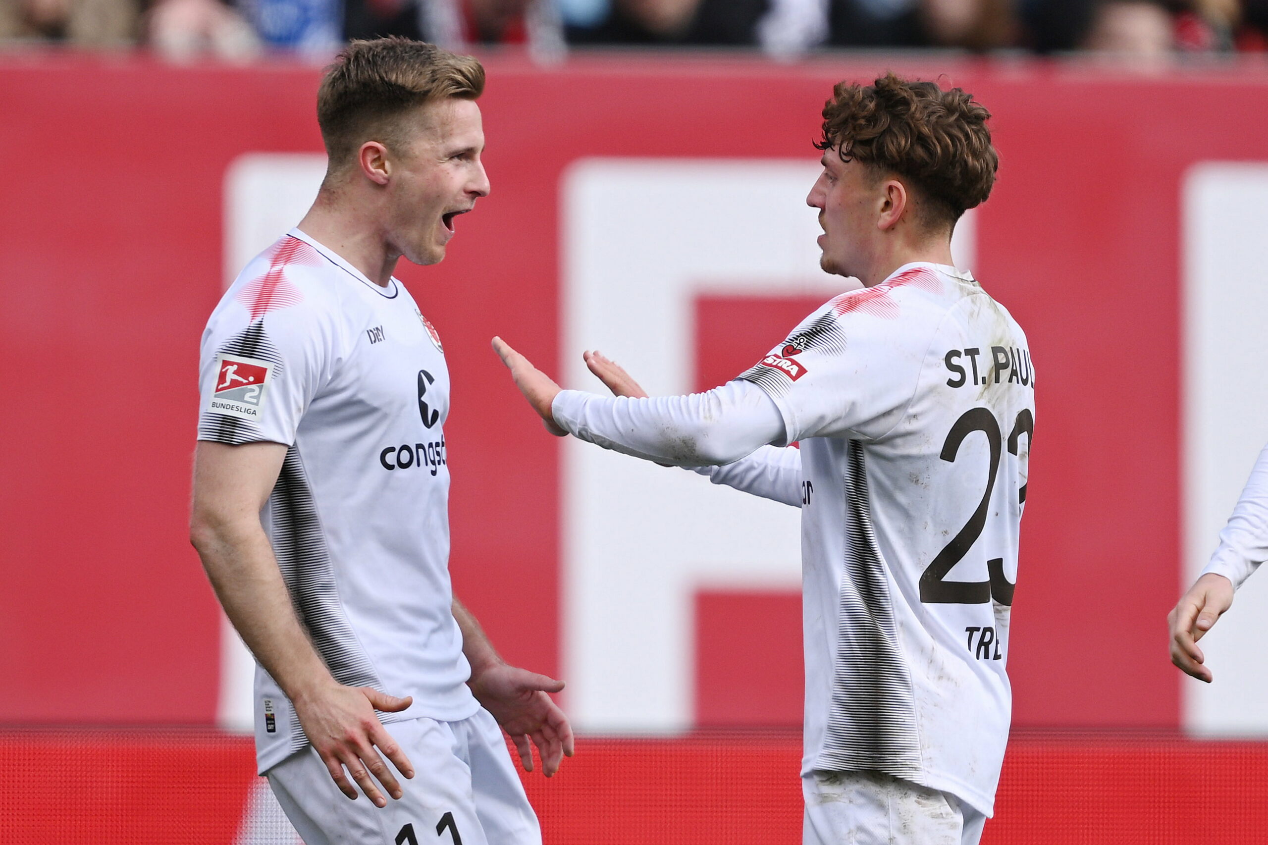 Johannes Eggestein bejubelt ein Tor des FC St. Pauli