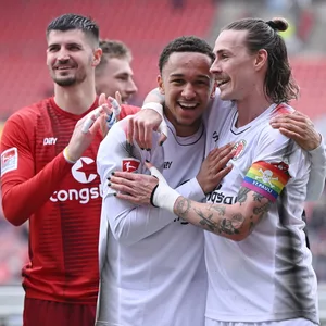 Eric da Silva Moreira feiert mit Jackson Irvine sein Profi-Debüt in Nürnberg.