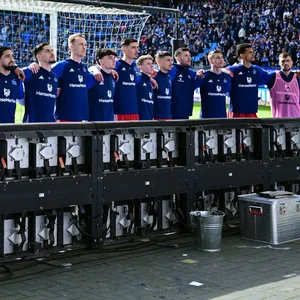 Schon vor dem Anpfiff versammelten sich die HSV-Profis vor der Nordtribüne.