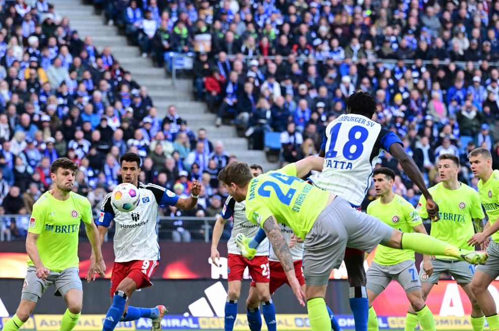 Marcus Mathisen (SV Wehen Wiesbaden) und Bakery Jatta (HSV)