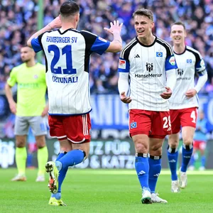 Miro Muheim nimmt nach seinem Tor die Glückwünsche von Levin Öztunali entgegen.