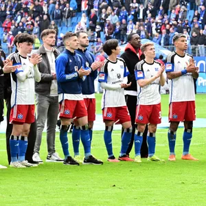 Die HSV-Profis feiern den Sieg gegen Wiesbaden vor ihren Fans