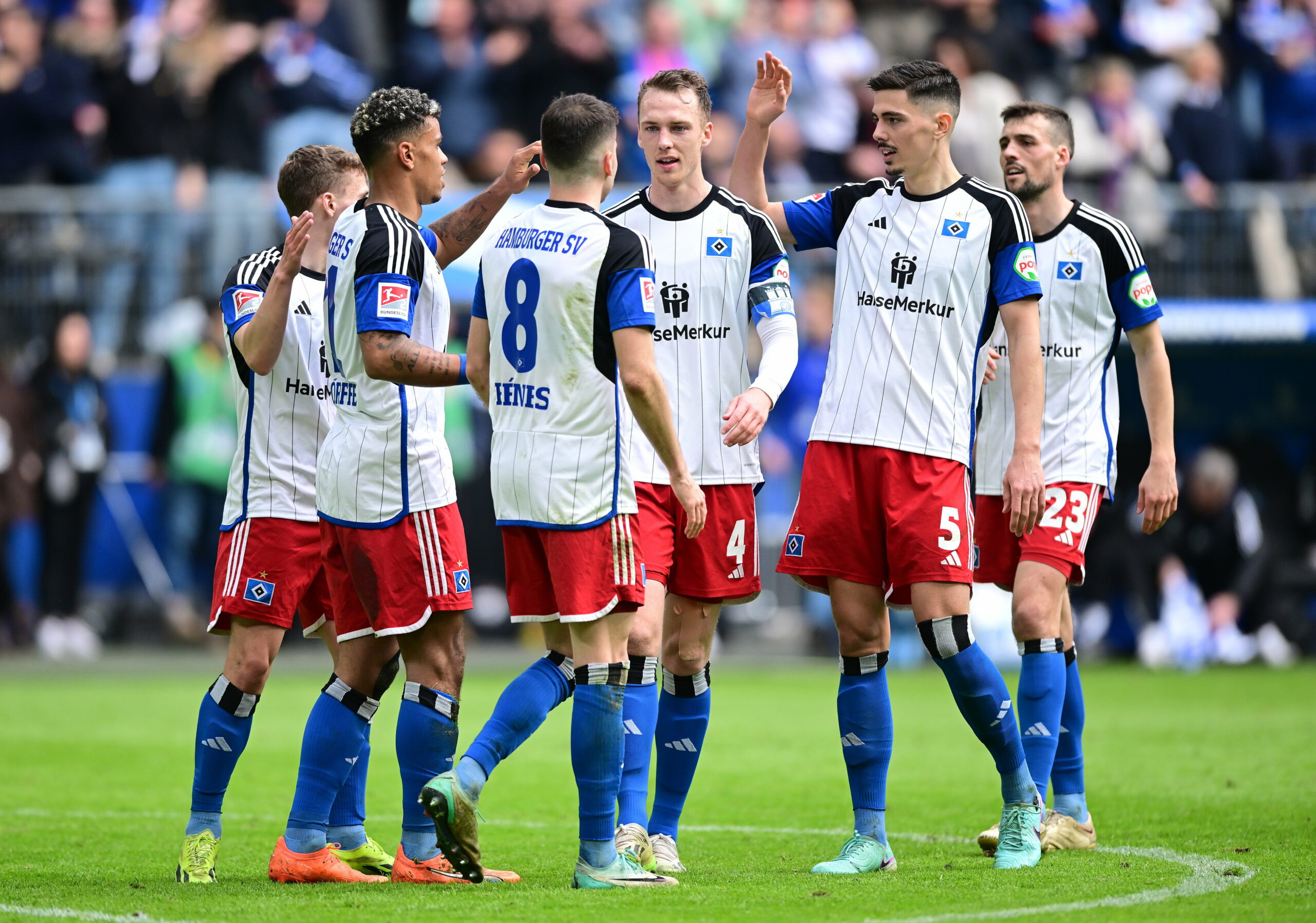 Endlich wieder zusammen jubeln: Die HSV-Profis freuten sich über ein 3:0 gegen Wiesbaden.