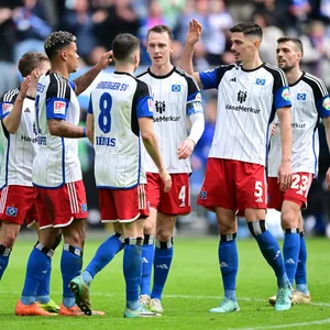 Endlich wieder zusammen jubeln: Die HSV-Profis freuten sich über ein 3:0 gegen Wiesbaden.