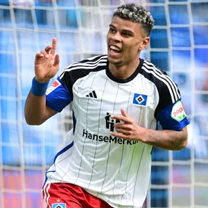 HSV-Profi Ransford Königsdörffer dreht nach einem Tor lächelnd zum Jubeln ab