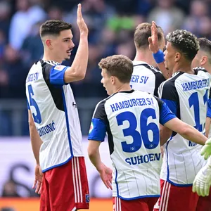 Dennis Hadzikadunic und Anssi Suhonen bejubeln das dritte HSV-Tor gegen Wiesbaden.