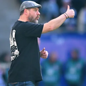 Steffen Baumgart hebt den Daumen