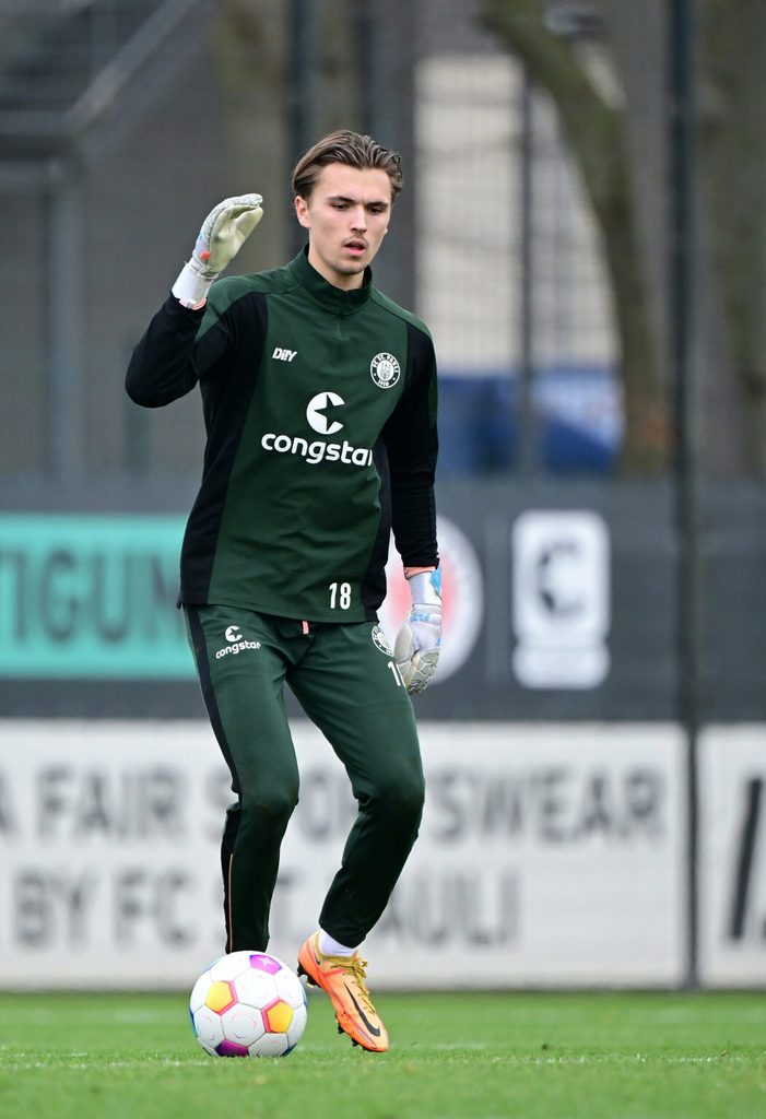 Phil Kolvenbach mit konzentriertem Blick am Bill im St. Pauli-Training